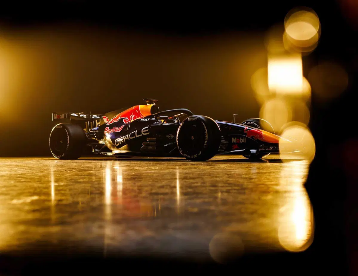 F1 2026. Red Bull, ecco la vera RB22: già in pista con Verstappen e Hadjar nel primo giorno di test a Barcellona (4)