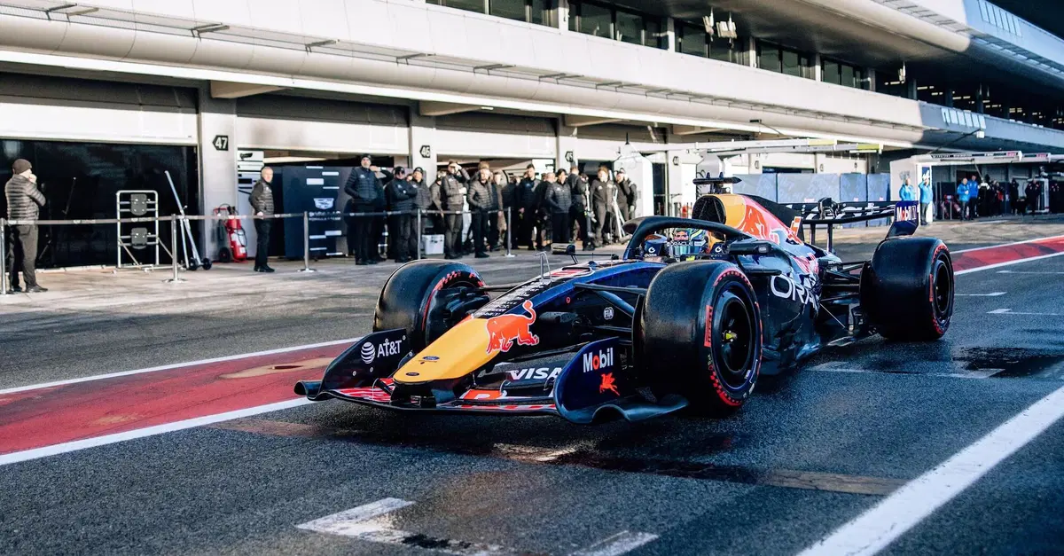 I test blindati della F1 a Barcellona sono un&rsquo;occasione persa: lo dimostra il Day 1 dominato dalla Red Bull con Hadjar