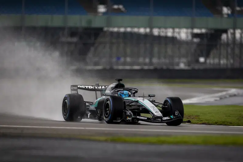 George Russell in pista a Barcellona con la W17