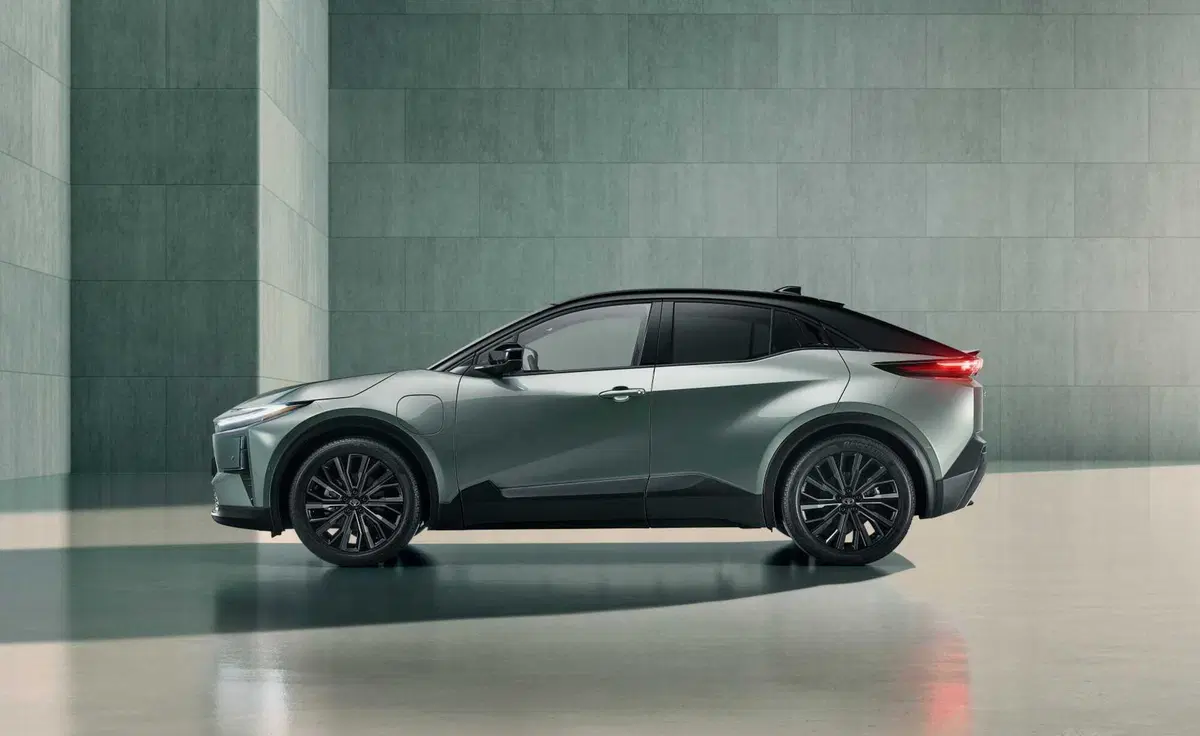 Toyota C-HR+ stravolge le regole: 600 km di autonomia e un prezzo che nessuno si aspettava (5)