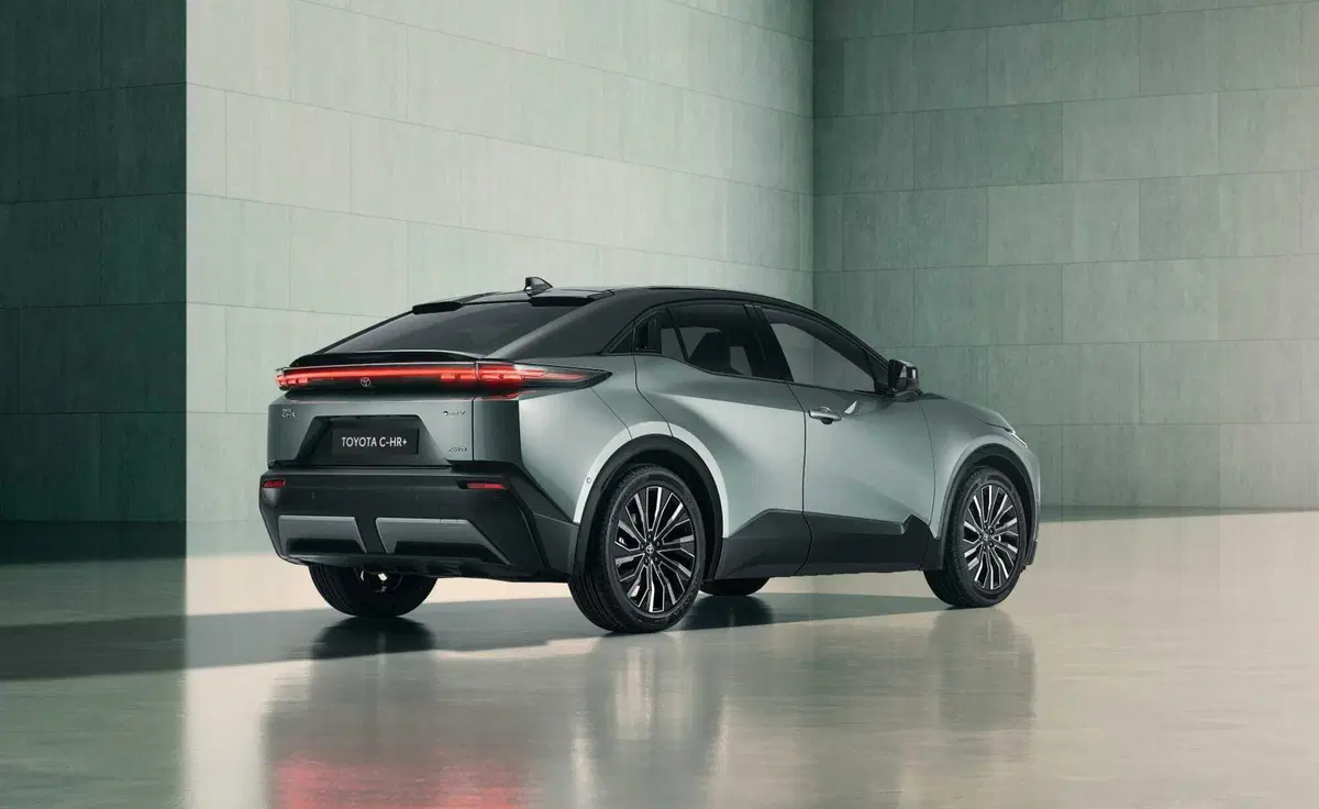 Toyota C-HR+ stravolge le regole: 600 km di autonomia e un prezzo che nessuno si aspettava (6)
