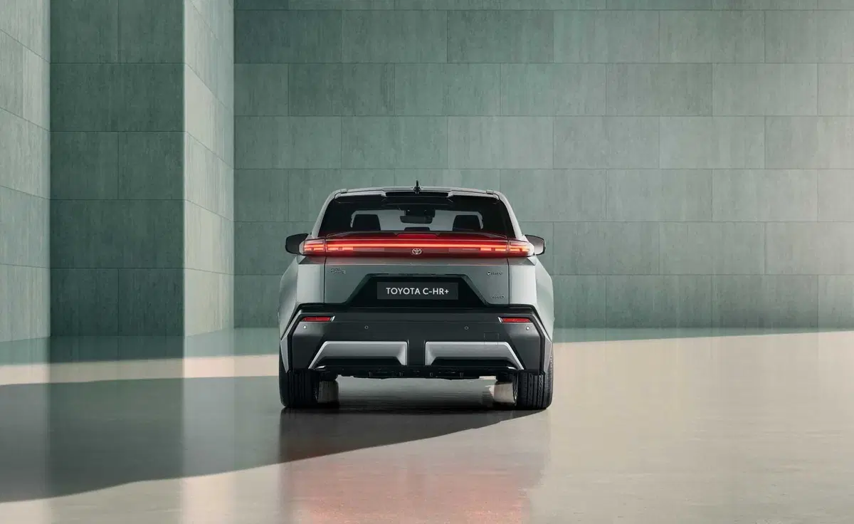 Toyota C-HR+ stravolge le regole: 600 km di autonomia e un prezzo che nessuno si aspettava (7)