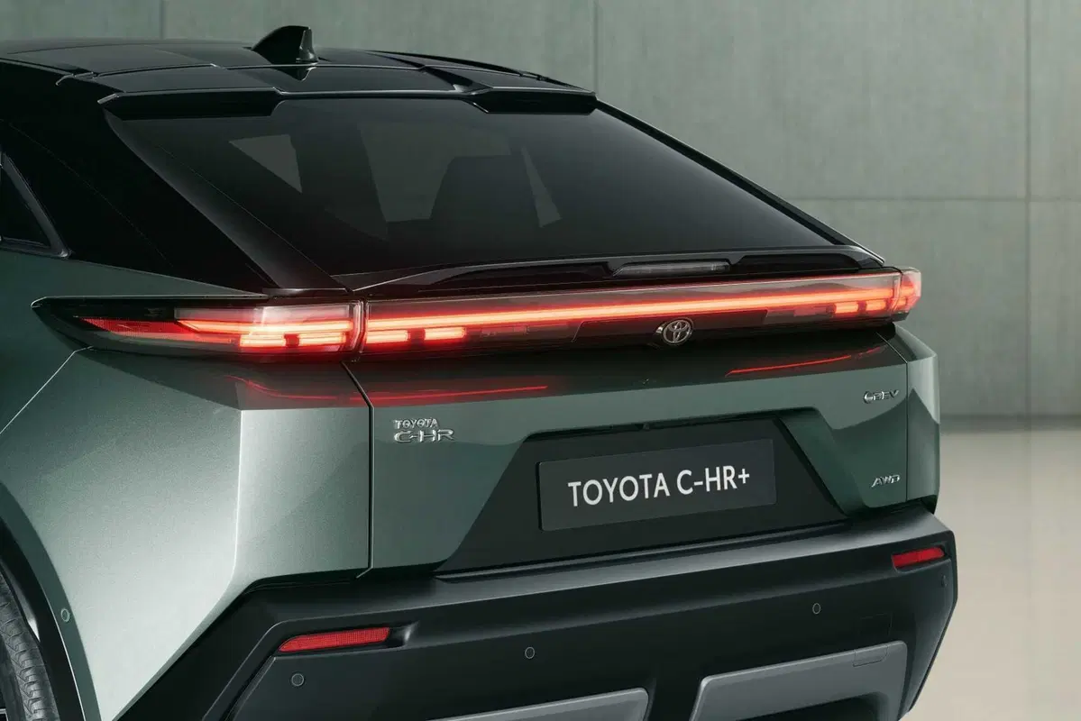 Toyota C-HR+ stravolge le regole: 600 km di autonomia e un prezzo che nessuno si aspettava (8)