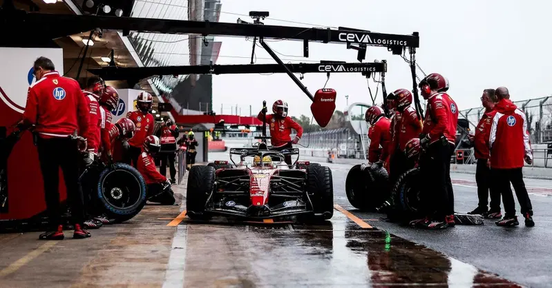 Lewis Hamilton in pista con la SF-26 a Barcellona