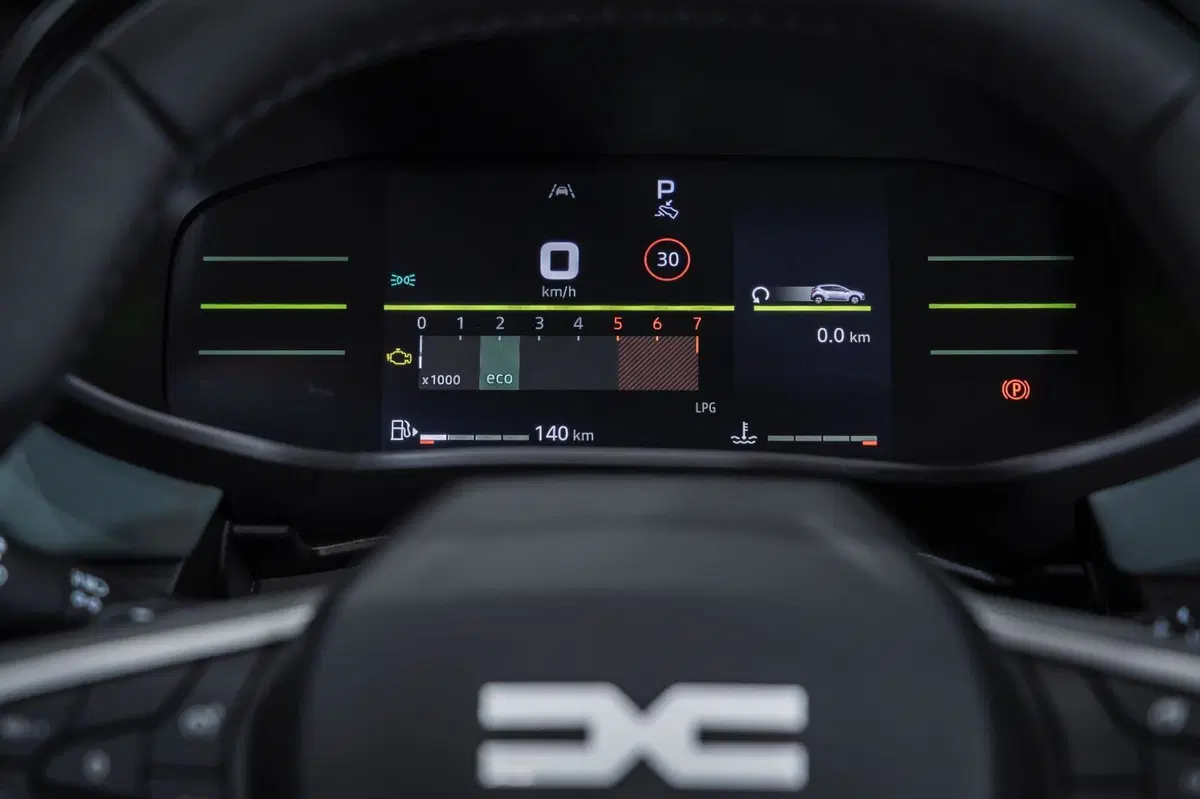 Dacia domina il mercato italiano e presenta la nuova Sandero: ecco il restyling (3)
