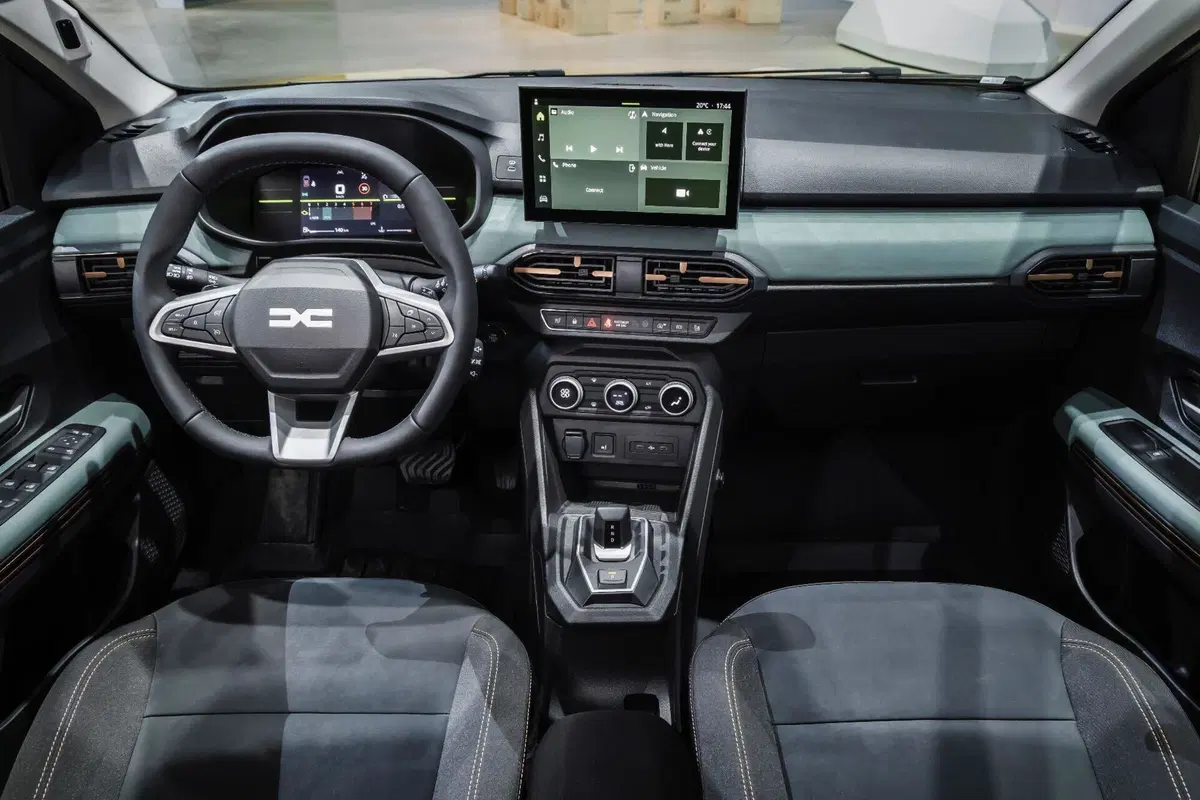 Dacia domina il mercato italiano e presenta la nuova Sandero: ecco il restyling (4)