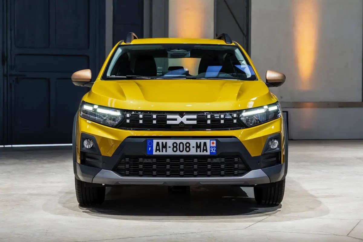 Dacia domina il mercato italiano e presenta la nuova Sandero: ecco il restyling (7)