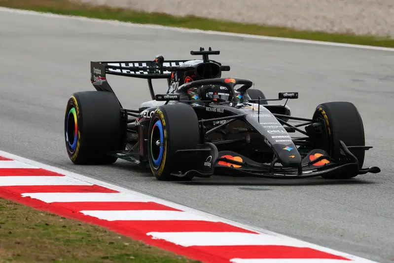 Lando Norris a Barcellona a bordo della MCL40