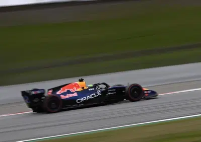 F1 2026, Red Bull bloccata a Barcellona: cosa è successo e perché Verstappen e Hadjar restano a guardare