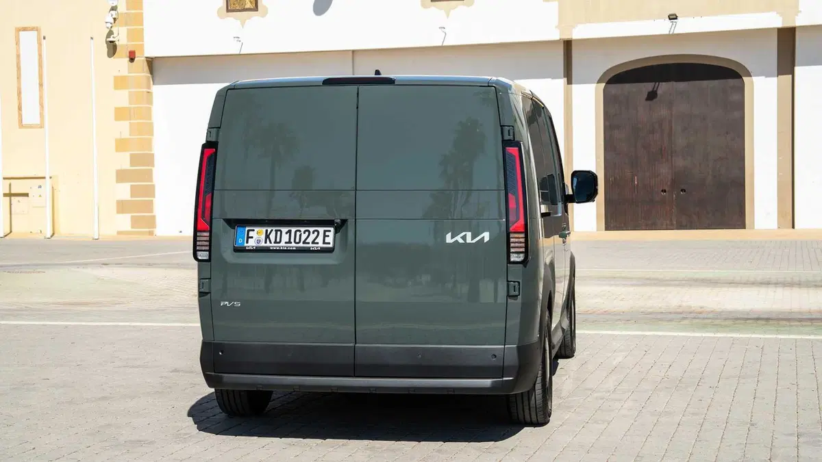 Kia PV5: debutta il primo PBV del brand, tra trasporto passeggeri e lavoro (12)