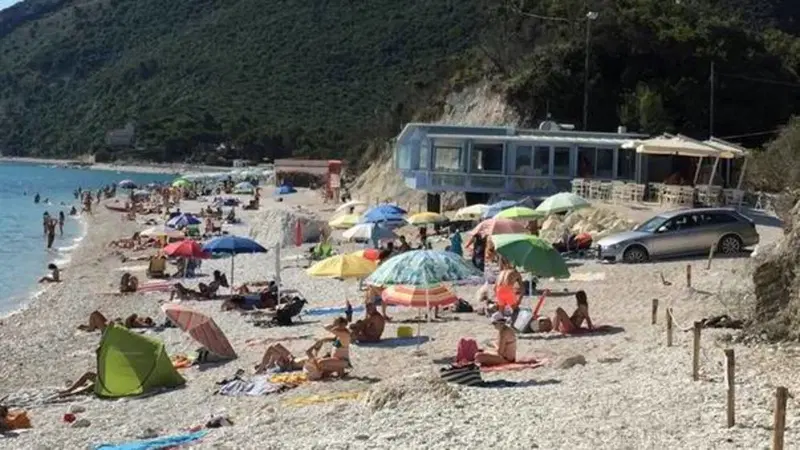 Parcheggia l'Audi in spiaggia: rimossa dopo molte ore fra gli applausi dei bagnanti