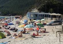 Parcheggia l'Audi in spiaggia: rimossa dopo molte ore fra gli applausi dei bagnanti