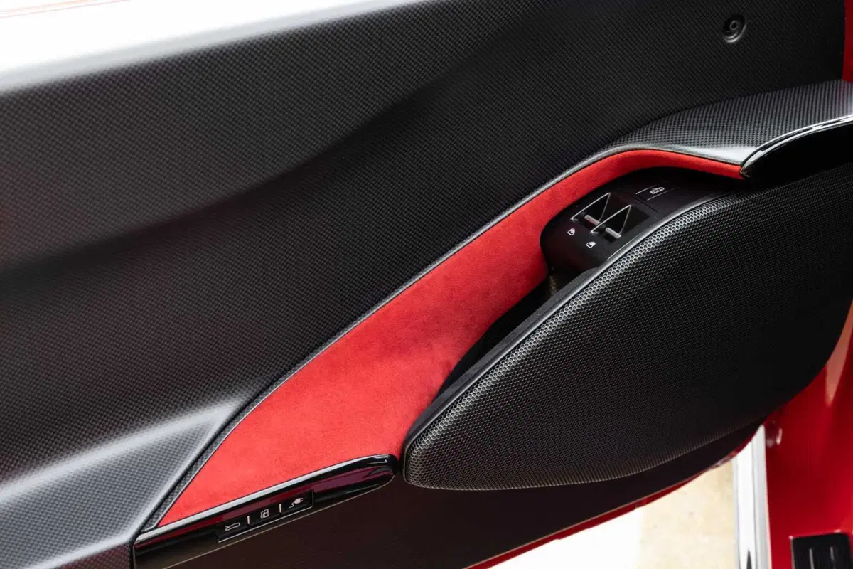 Ferrari 849 Testarossa: 1050 cavalli per la nuova regina ibrida di Maranello [VIDEO] (13)