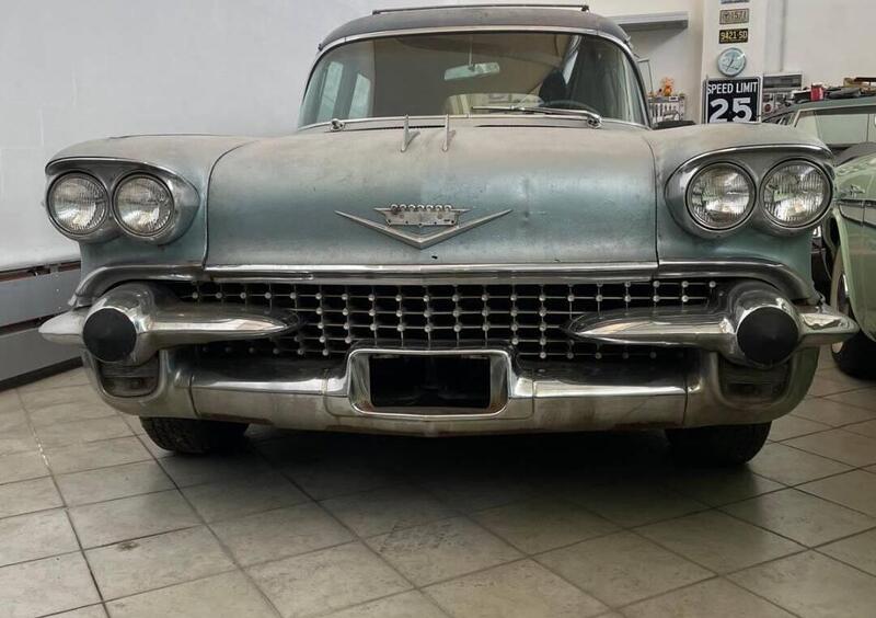 Cadillac Hearsed'epoca del 1958 a Busto Arsizio