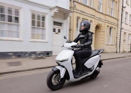 Moto, scooter e biciclette in Italia: il mercato cresce ma la sicurezza è ancora trascurata