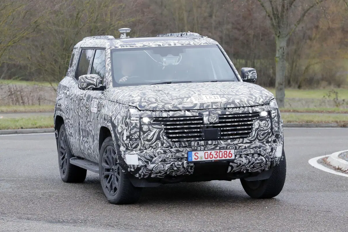 Mitsubishi Pajero, possibile ritorno: avvistato un nuovo prototipo in Europa (2)