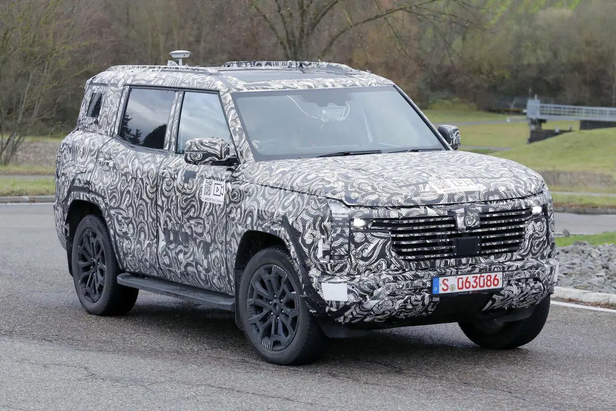 Mitsubishi Pajero, possibile ritorno: avvistato un nuovo prototipo in Europa (3)