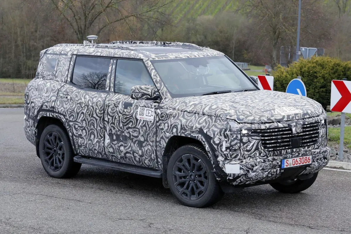Mitsubishi Pajero, possibile ritorno: avvistato un nuovo prototipo in Europa (4)