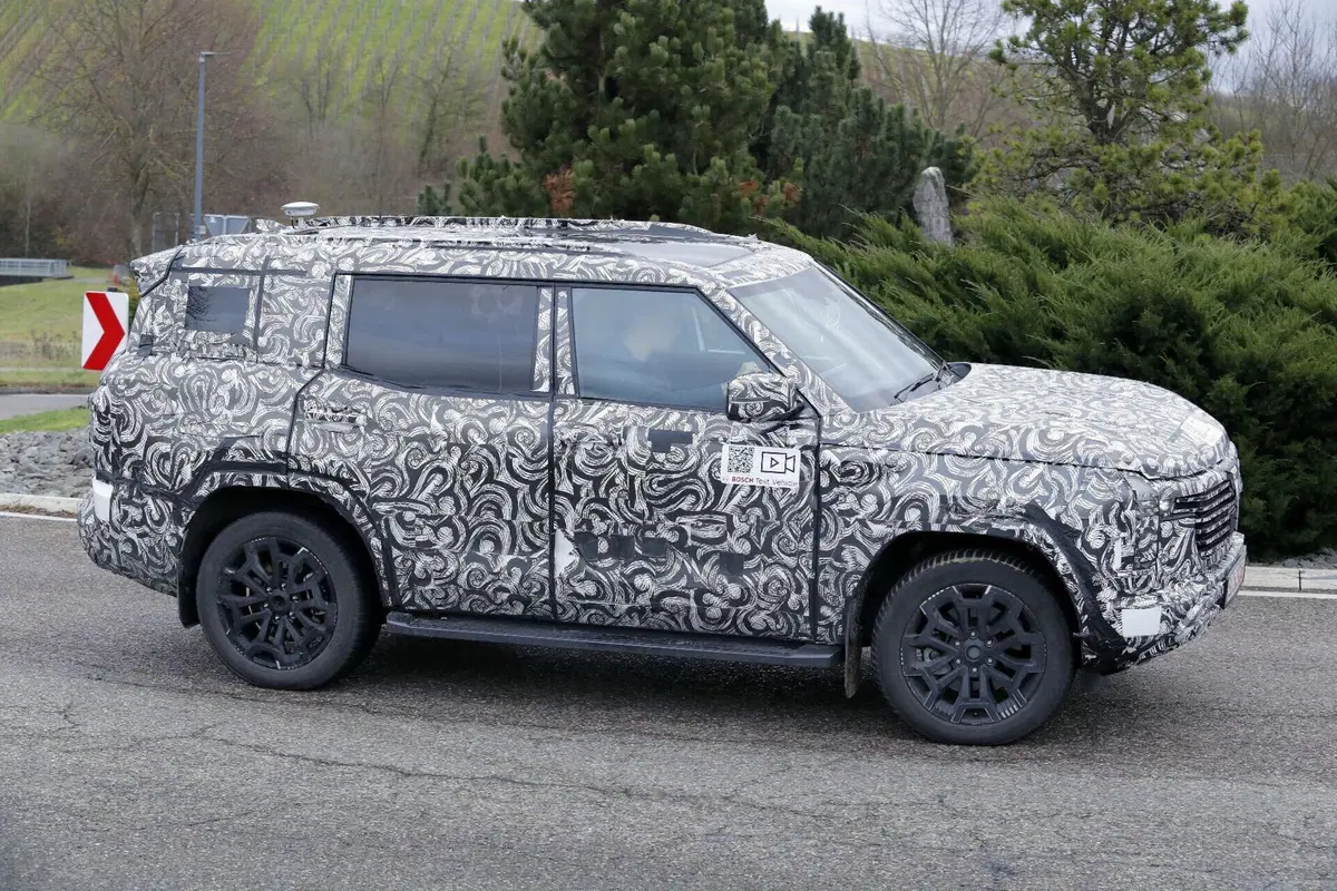 Mitsubishi Pajero, possibile ritorno: avvistato un nuovo prototipo in Europa (5)