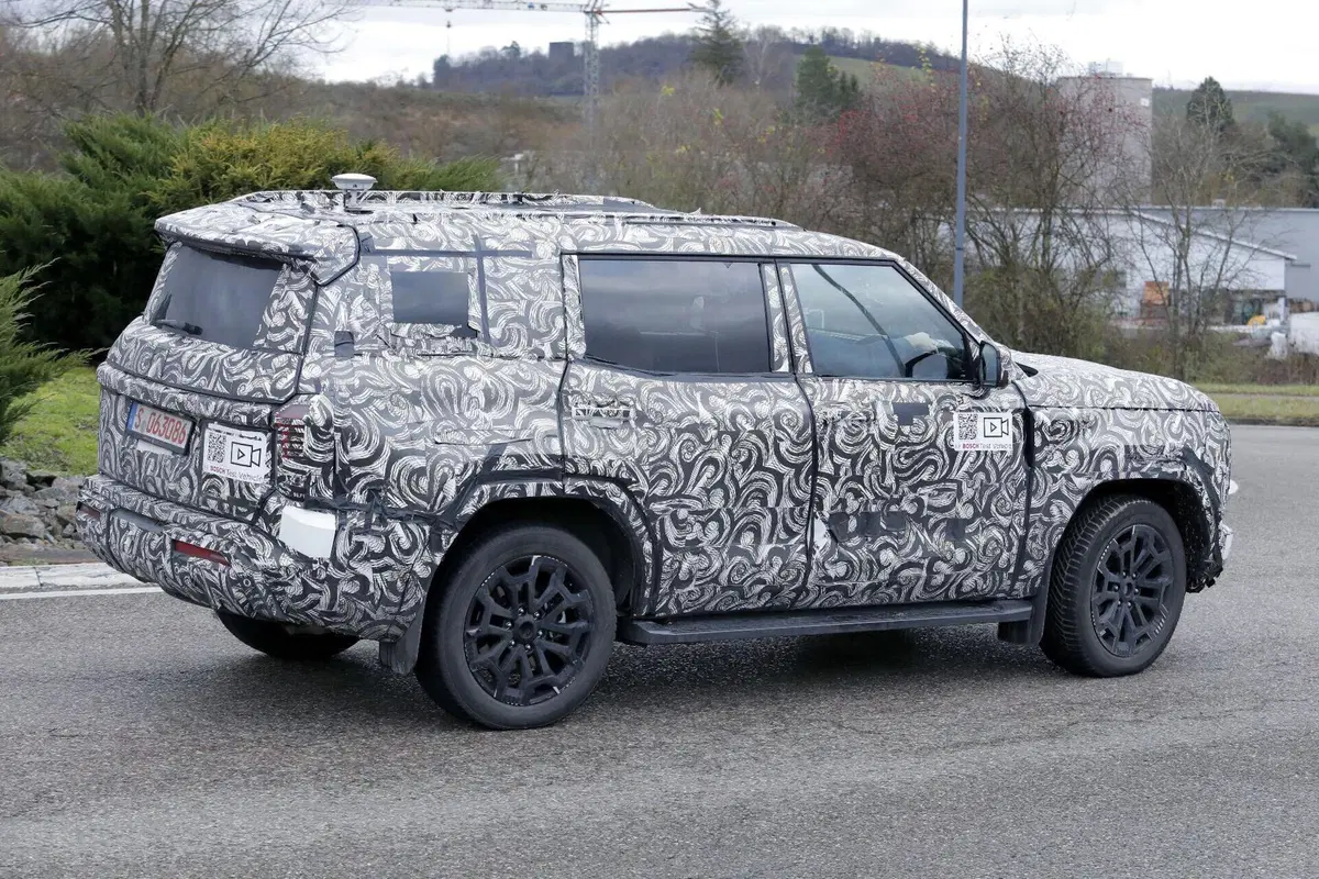 Mitsubishi Pajero, possibile ritorno: avvistato un nuovo prototipo in Europa (7)
