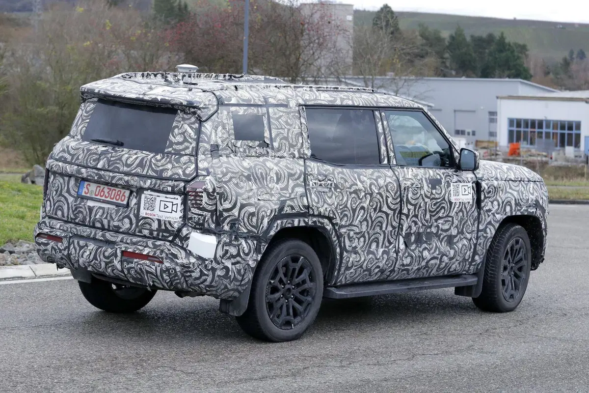 Mitsubishi Pajero, possibile ritorno: avvistato un nuovo prototipo in Europa (8)