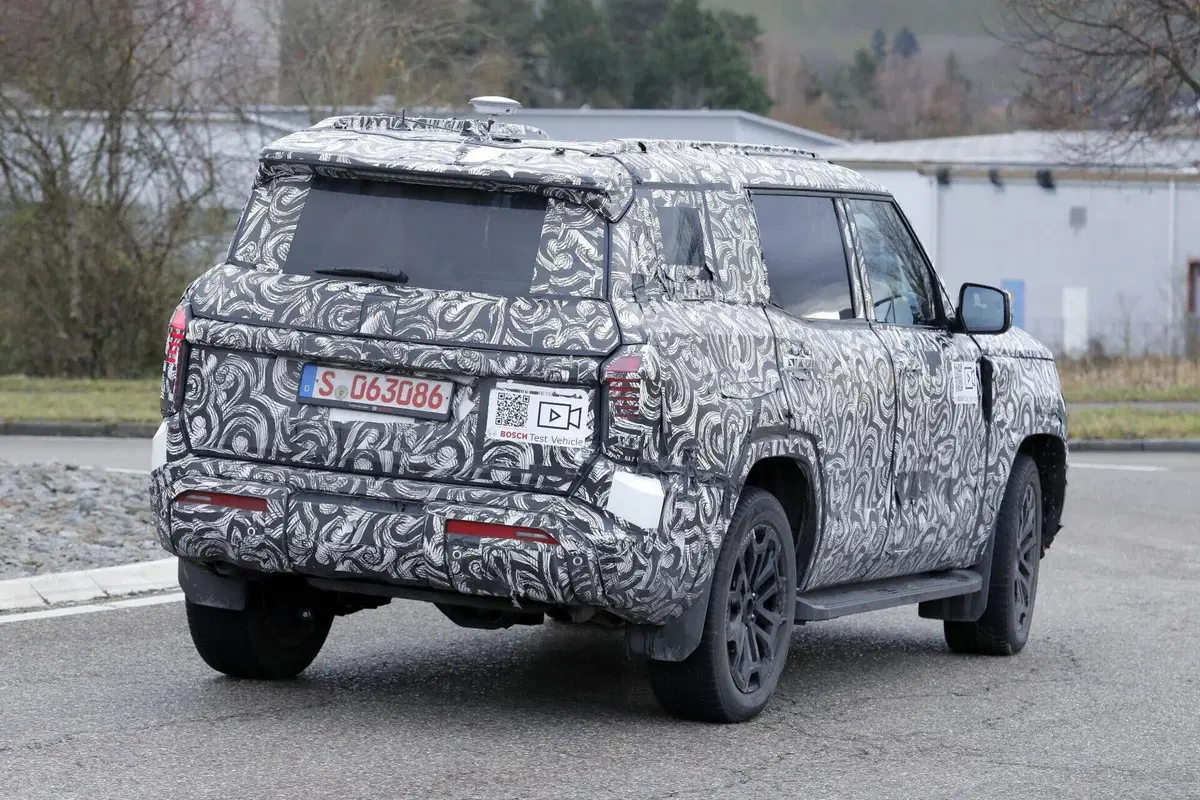 Mitsubishi Pajero, possibile ritorno: avvistato un nuovo prototipo in Europa (9)