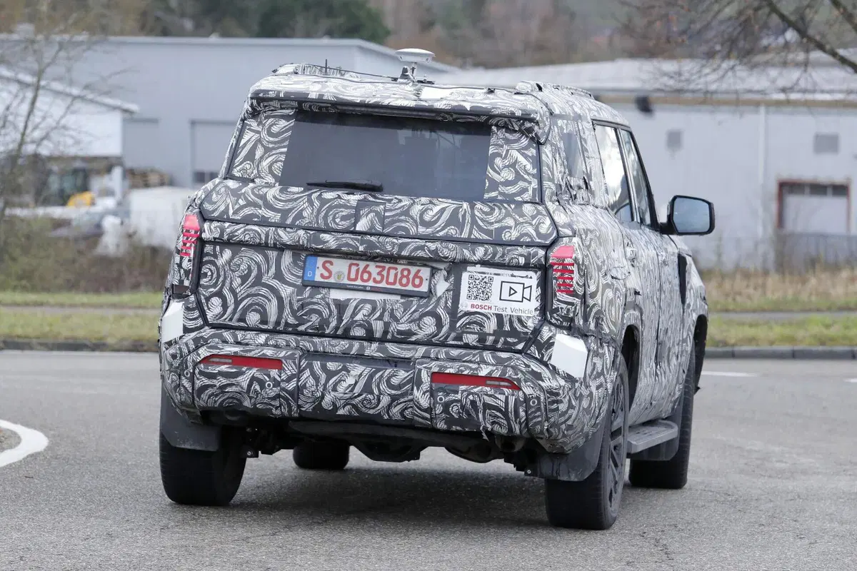 Mitsubishi Pajero, possibile ritorno: avvistato un nuovo prototipo in Europa (10)