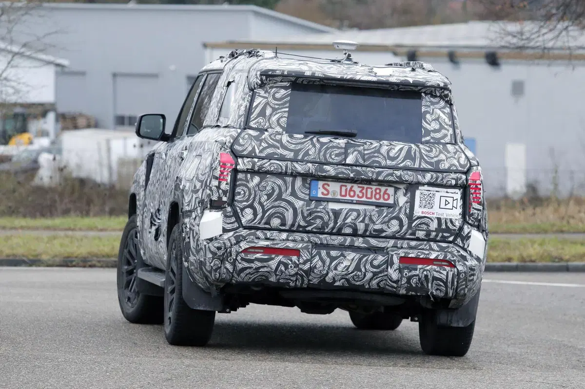 Mitsubishi Pajero, possibile ritorno: avvistato un nuovo prototipo in Europa (11)