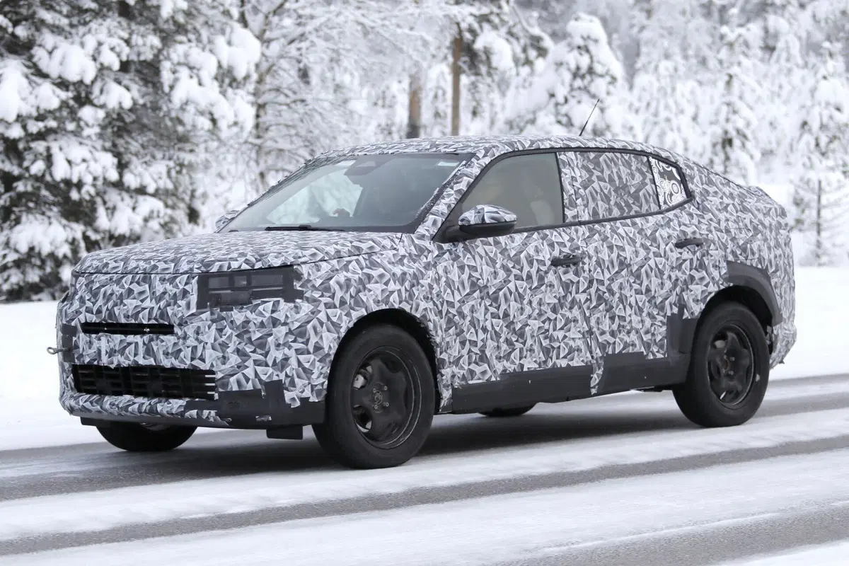 Fiat prepara la Panda Fastback: il nuovo SUV-coupé compatto prende forma nei test al Circolo Polare [Foto Spia] (2)