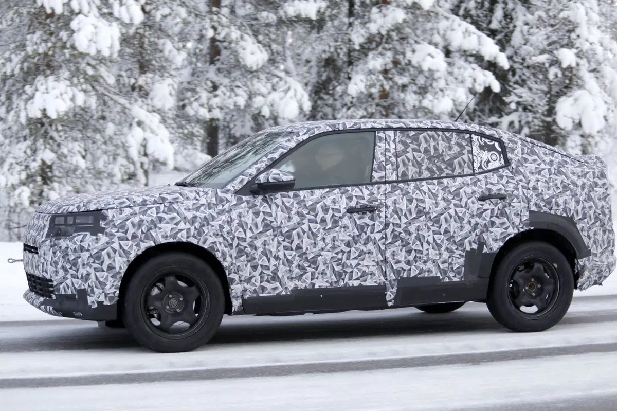 Fiat prepara la Panda Fastback: il nuovo SUV-coupé compatto prende forma nei test al Circolo Polare [Foto Spia] (3)