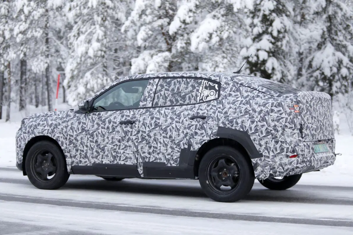 Fiat prepara la Panda Fastback: il nuovo SUV-coupé compatto prende forma nei test al Circolo Polare [Foto Spia] (5)