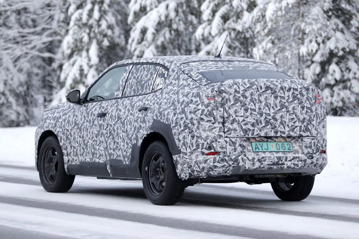Fiat prepara la Panda Fastback: il nuovo SUV-coupé compatto prende forma nei test al Circolo Polare [Foto Spia] (6)