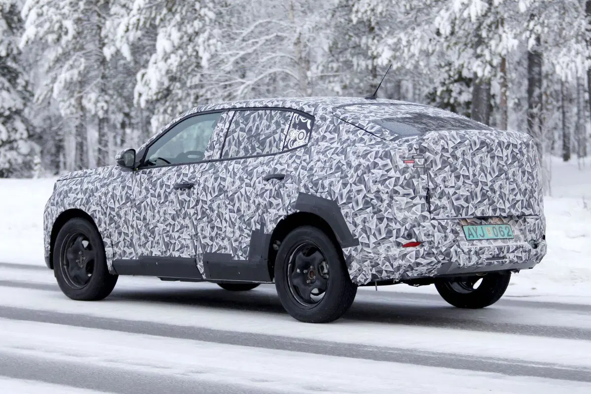 Fiat prepara la Panda Fastback: il nuovo SUV-coupé compatto prende forma nei test al Circolo Polare [Foto Spia] (7)