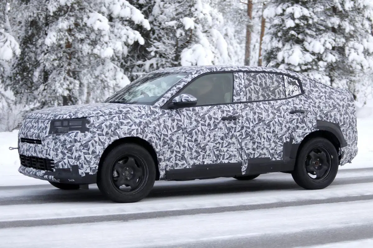 Fiat prepara la Panda Fastback: il nuovo SUV-coupé compatto prende forma nei test al Circolo Polare [Foto Spia] (8)