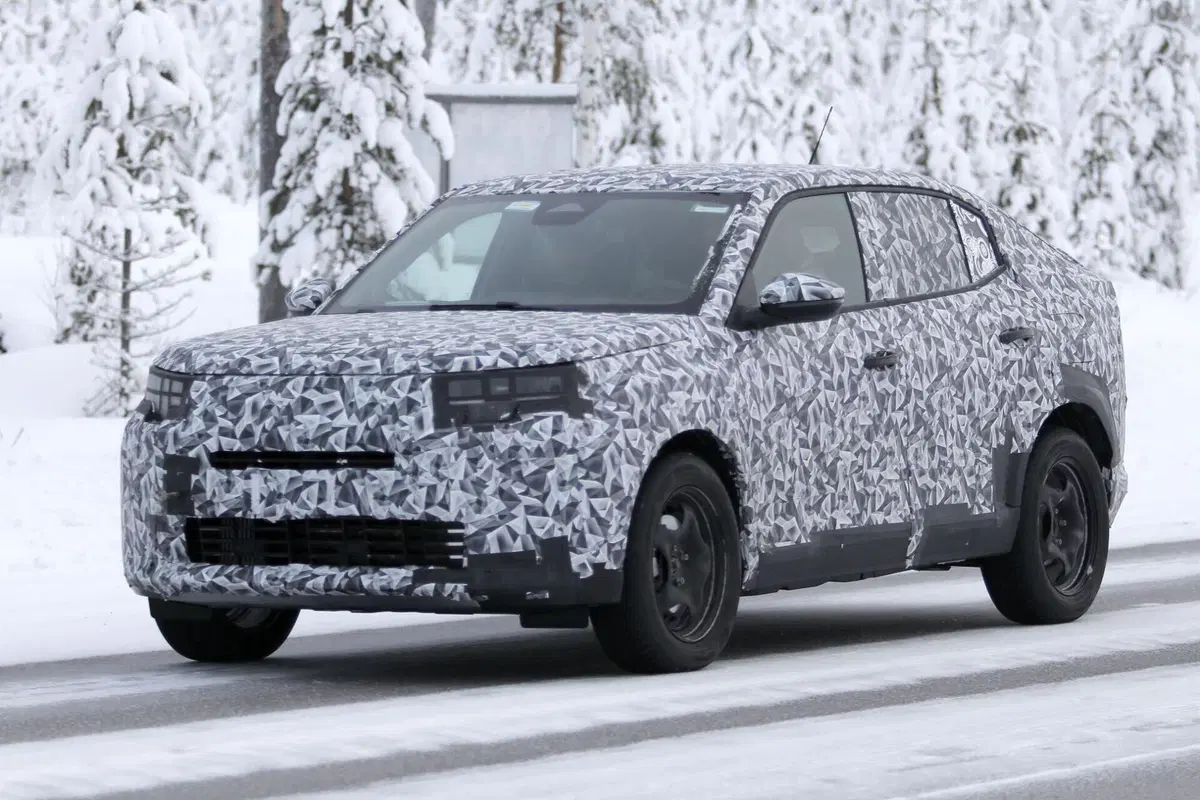 Fiat prepara la Panda Fastback: il nuovo SUV-coupé compatto prende forma nei test al Circolo Polare [Foto Spia] (9)