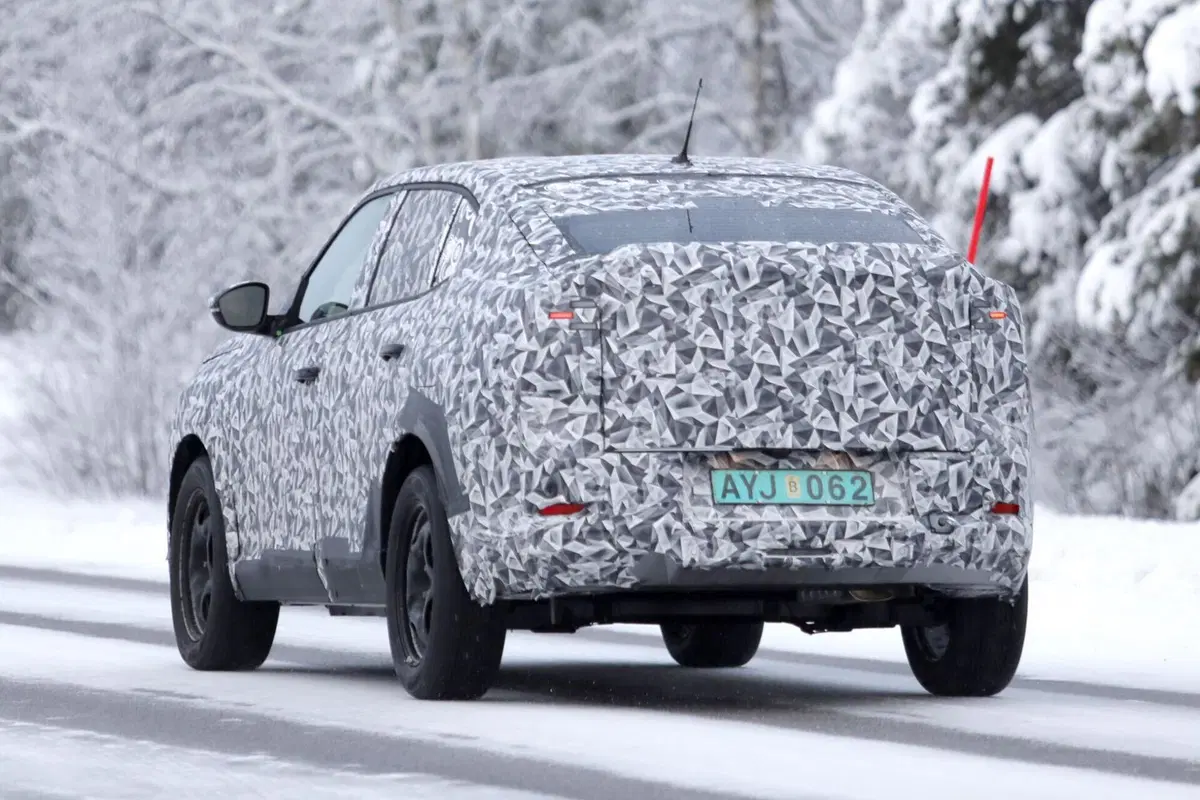 Fiat prepara la Panda Fastback: il nuovo SUV-coupé compatto prende forma nei test al Circolo Polare [Foto Spia] (10)