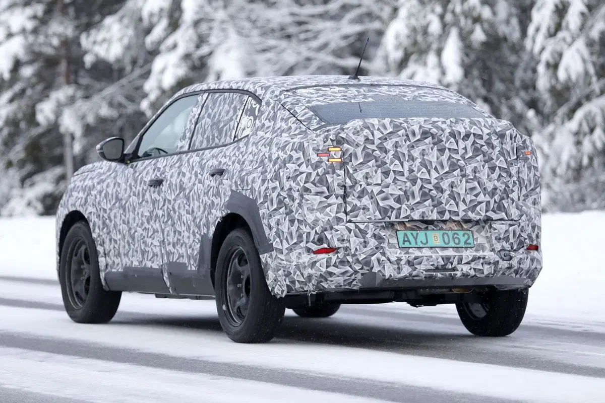Fiat prepara la Panda Fastback: il nuovo SUV-coupé compatto prende forma nei test al Circolo Polare [Foto Spia] (11)