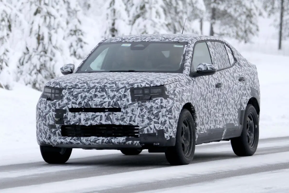 Fiat prepara la Panda Fastback: il nuovo SUV-coupé compatto prende forma nei test al Circolo Polare [Foto Spia] (12)