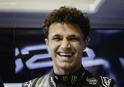 F1. Lando Norris: “Le monoposto 2026? Mi ricordano le F2. Io come Verstappen e Hamilton? Ho una mentalità diversa. Red Bull, Ferrari e Mercedes mi hanno stupito”