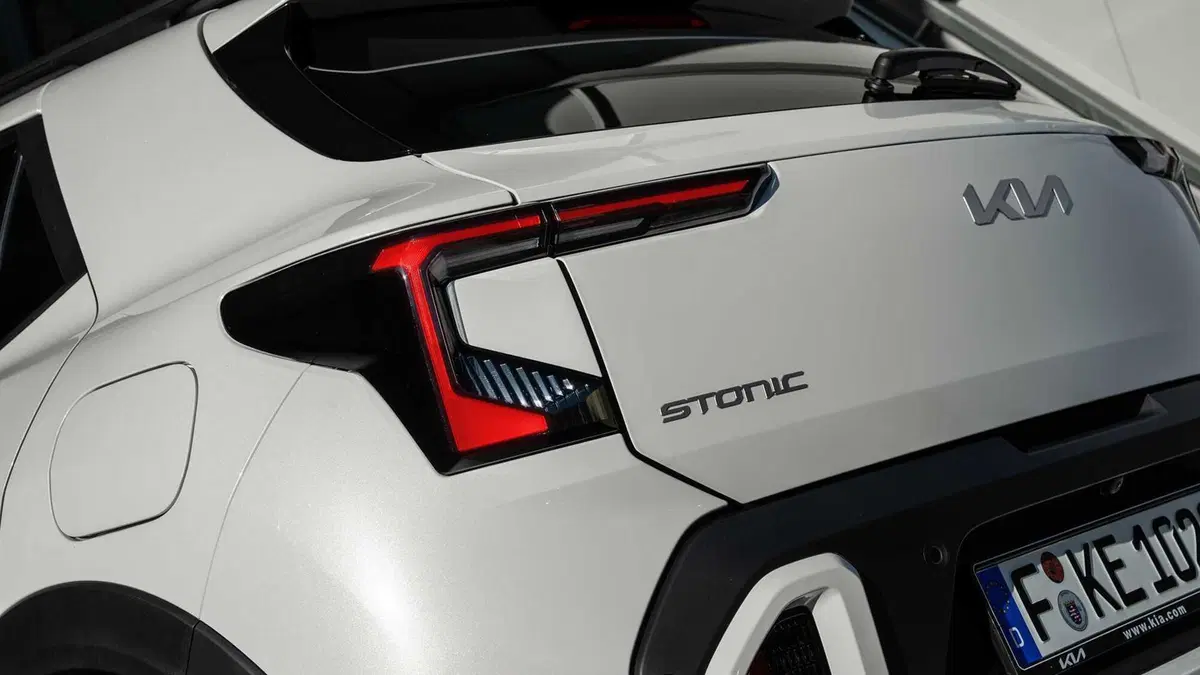 Pro e Contro Kia Stonic 2026: il mild hybrid da 115 CV sorprende (35)