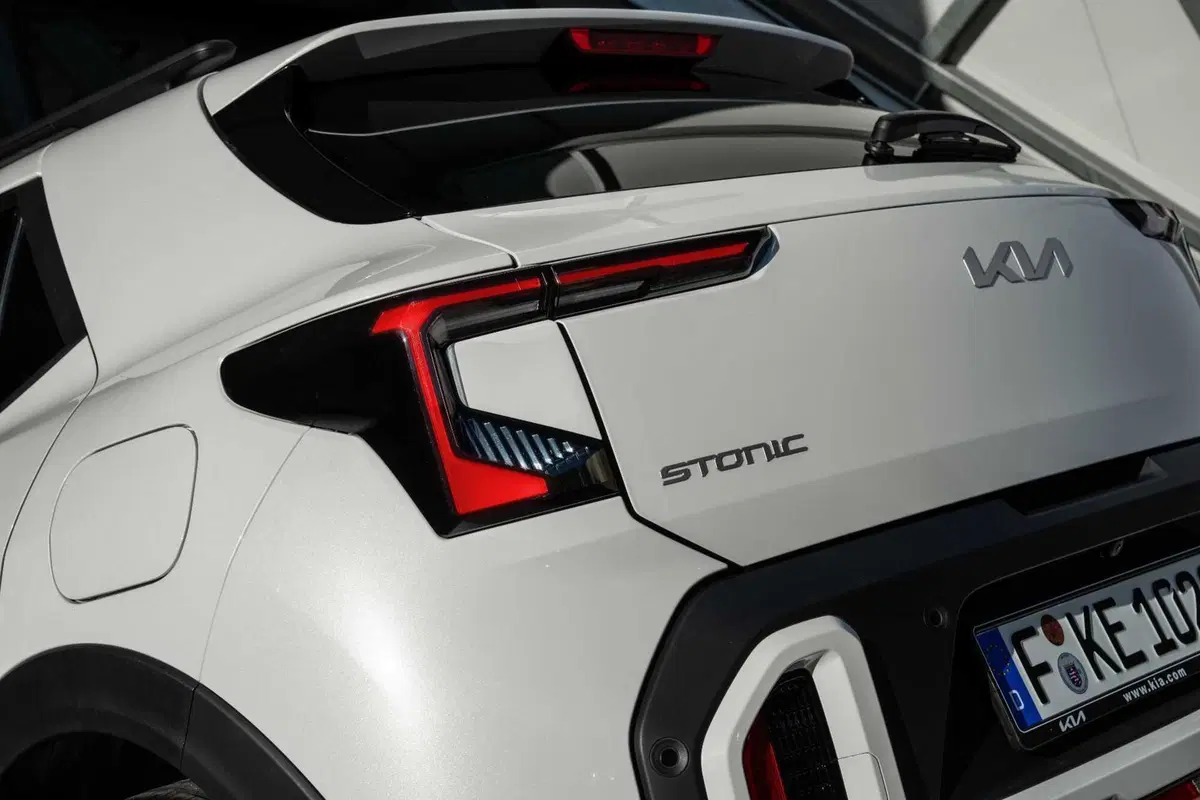 Pro e Contro Kia Stonic 2026: il mild hybrid da 115 CV sorprende (45)