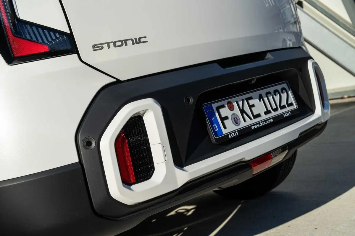 Pro e Contro Kia Stonic 2026: il mild hybrid da 115 CV sorprende (46)