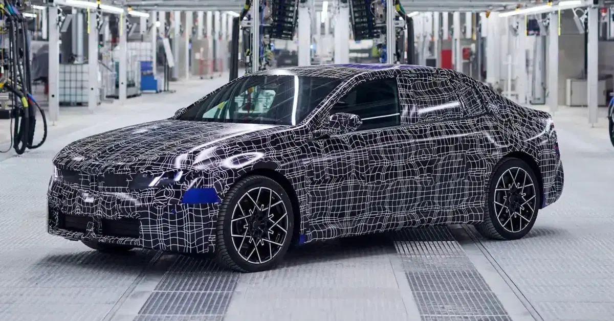 Nuova BMW i3 elettrica svelata: dettagli e immagini ufficiali