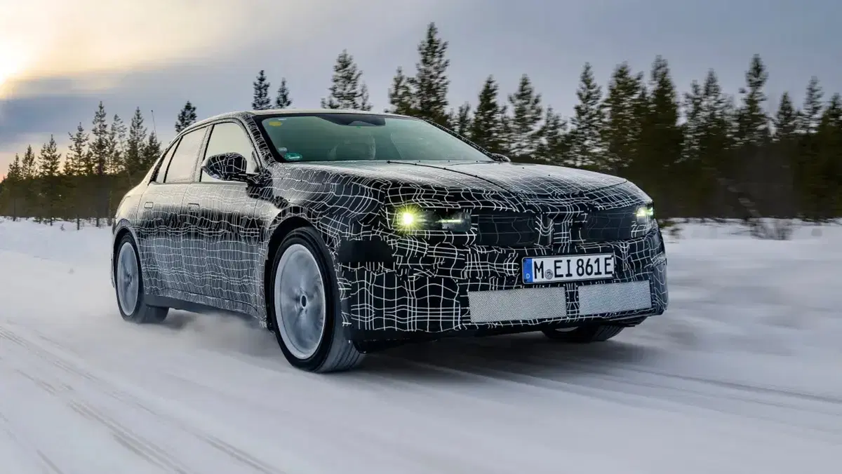 Nuova BMW i3 elettrica svelata: dettagli e immagini ufficiali