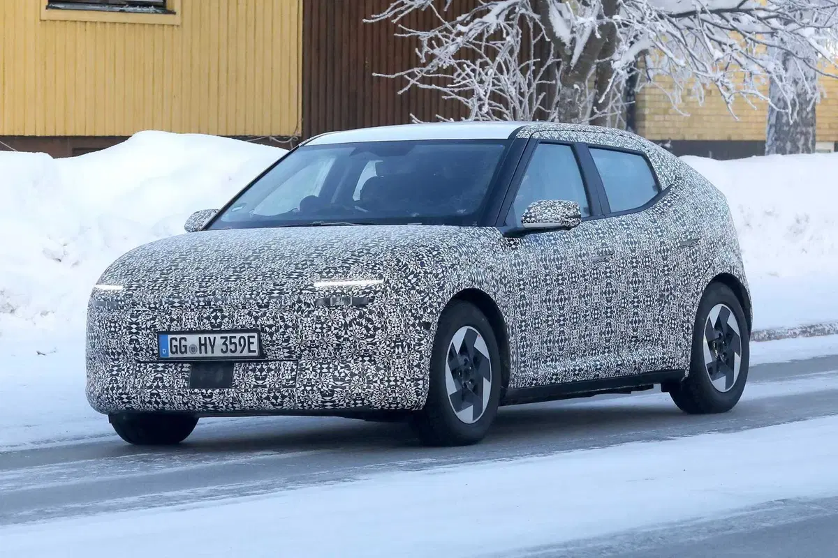 Hyundai: ecco le prime foto spia della nuova compatta Ioniq 3 (2)