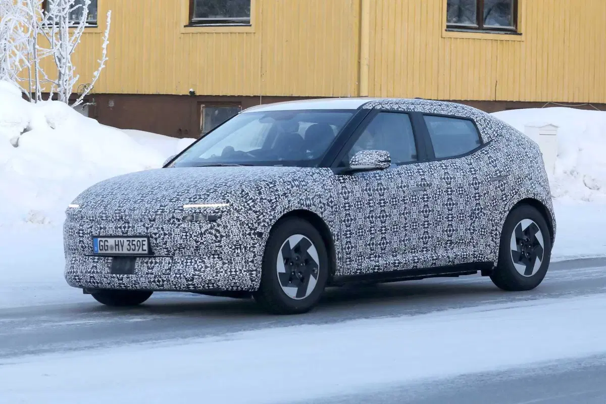Hyundai: ecco le prime foto spia della nuova compatta Ioniq 3 (3)