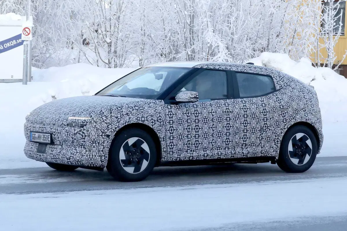 Hyundai: ecco le prime foto spia della nuova compatta Ioniq 3 (4)