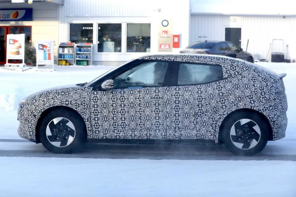 Hyundai: ecco le prime foto spia della nuova compatta Ioniq 3 (5)