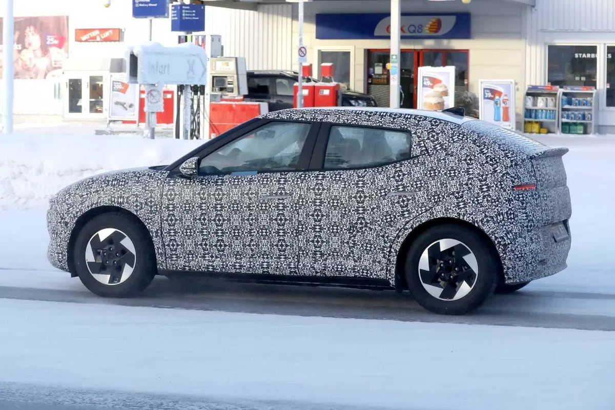 Hyundai: ecco le prime foto spia della nuova compatta Ioniq 3 (6)