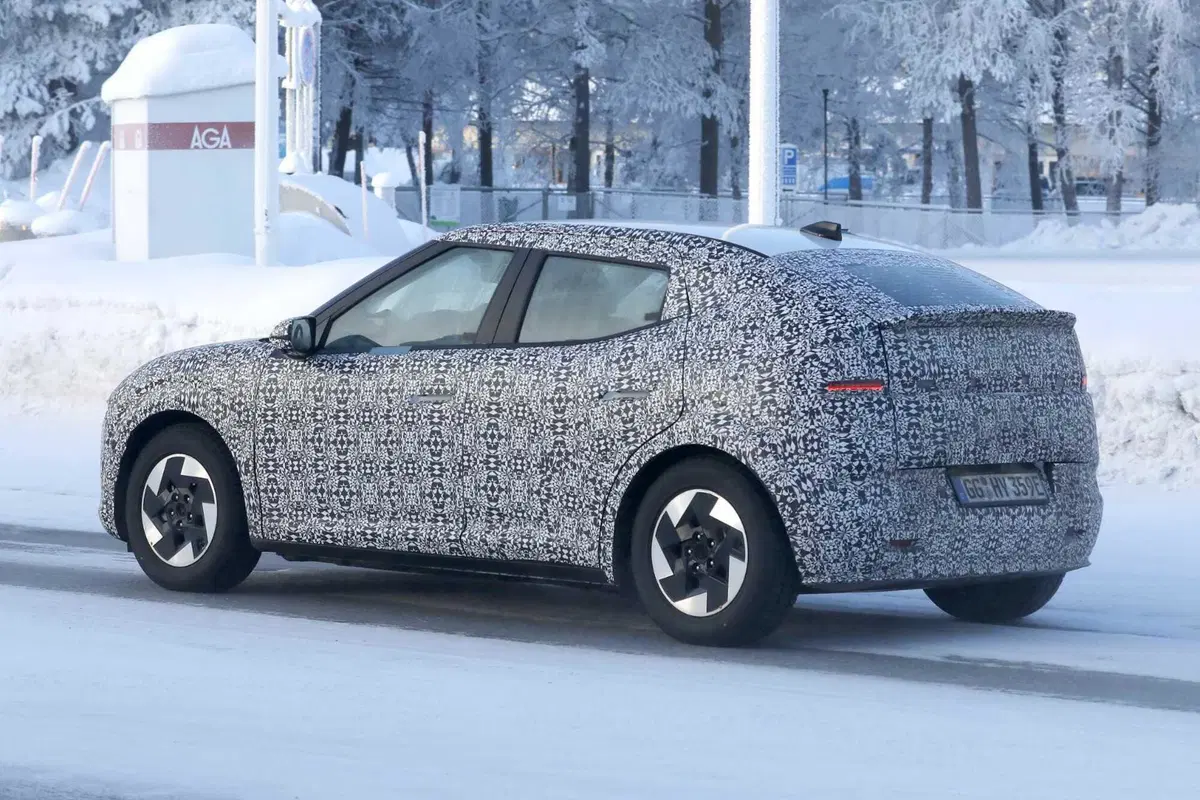 Hyundai: ecco le prime foto spia della nuova compatta Ioniq 3 (7)